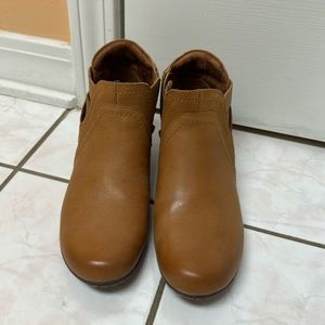 Cobb Hill leather booties brown NEW without tags or box
